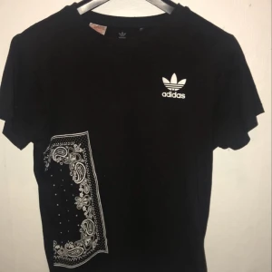 Adidas t-shirt - Äkta adidas t-shirt i fint skick 😊🌸