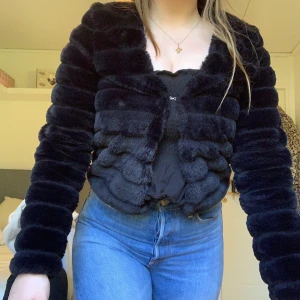Fluffig jacka/kofta ifrån ginatricot  - Köpt för 400kr på ginatricot för ett halvår sedan men den har tyvärr aldrig kommit till användning då den är lite för liten för mig. Den är som ny. Den går både att knäppa så som det ser ut på första bilden och att ha uppknäppt som på andra bilden. 
