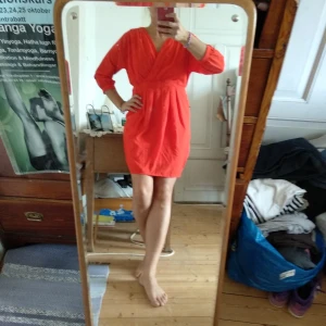 Stilig röd klänning! - Helt ny klänning från Vero Moda. Passar perfekt till finare kalas eller sommarkvällar. Den är L men inte så stor då det inte är stretch. 