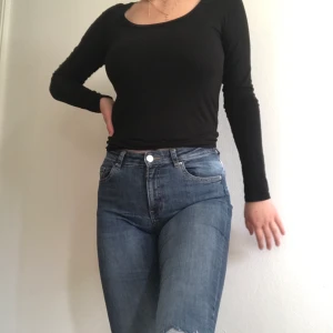 Mörkblå jeans - Jättefina mörkblå jeans från hm med hål på knän i bra skick. Sitter tight men är mycket stretchiga. Säljer pågrund av att jag inte använder de längre💕