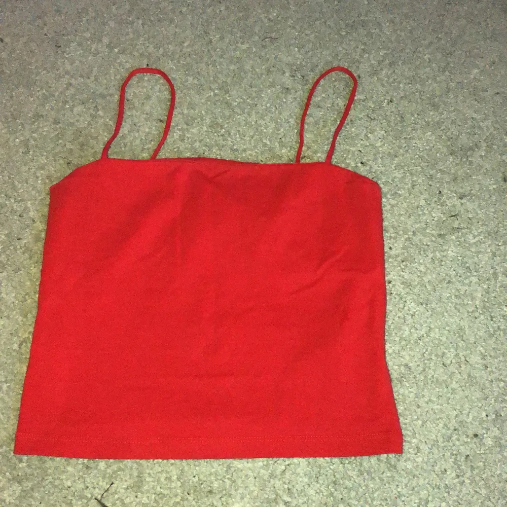 Gina tricot linne i röd som är använd Max två gånger inte riktigt min färg🥺🍒. Toppar.