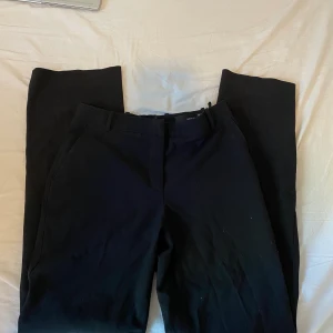 Raka/bootcut kostymbyxor  - Säljer ett par kostymbyxor som inte kommer till användning längre men fortfarande i fint skick😍!! I storlek 36, säljer för bara 100kr med frakten inräknat i det priset!💓💛💕