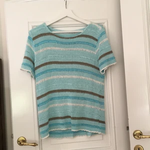 Stickad blå tröja - Stickad blå tröja i olika nyanser. Sennheiser lite ovetandes och passar nog de flesta tonåringar och vuxna över 13 år