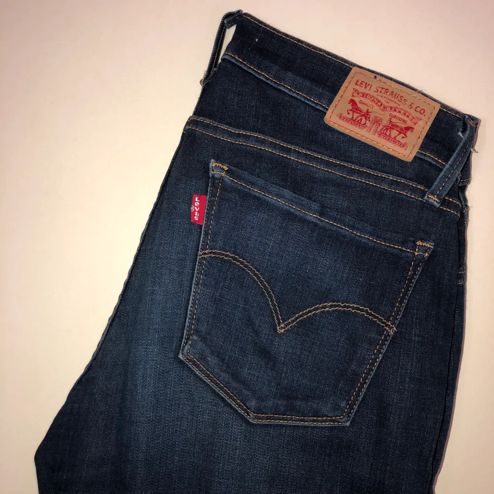LEVIS JEANS - 701 SUPER SKINNY. Storlek: W30 L32. Färg/tvätt: mörkblå. Jeansen är i ett gott skick och sparsamt använda. . Jeans & Byxor.