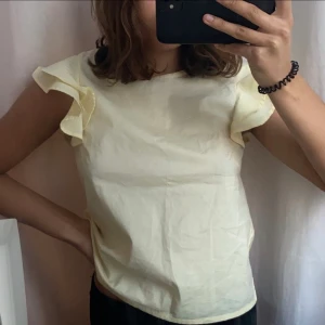 Gul volang topp - En jättesöt gul volang topp ifrån Lindex 