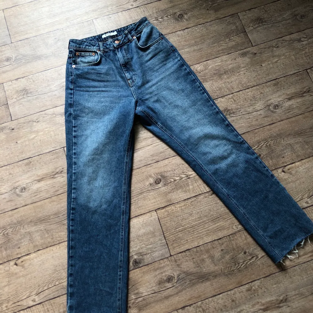 Snygga jeans ifrån NA-KD i storleken 38. Aldrig använda och i nyskick. Betalning sker via swish och köparen står för frakten😊. Jeans & Byxor.