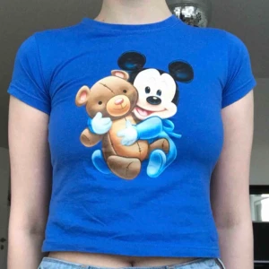 Crop top - Super gullig vintage crop top med musse pigg motiv. Köpt här på plick. Frakten ligger på 44kr🦋