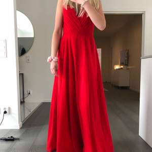 Röd balklänning från jjshouse, aldrig använd (prislapp finns kvar) och den köpt för 1100 kr. Pris kan diskuteras. Jag är 168 cm lång och är bra längd när jag har klackskor. 