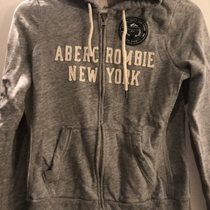 Huvtröjor Abercrombie & Fitch - Fin grå huvtröjor från Abercrombie & Fitch. Knappt använd. Storlek: M. Köparen står för frakten. Fraktar endast