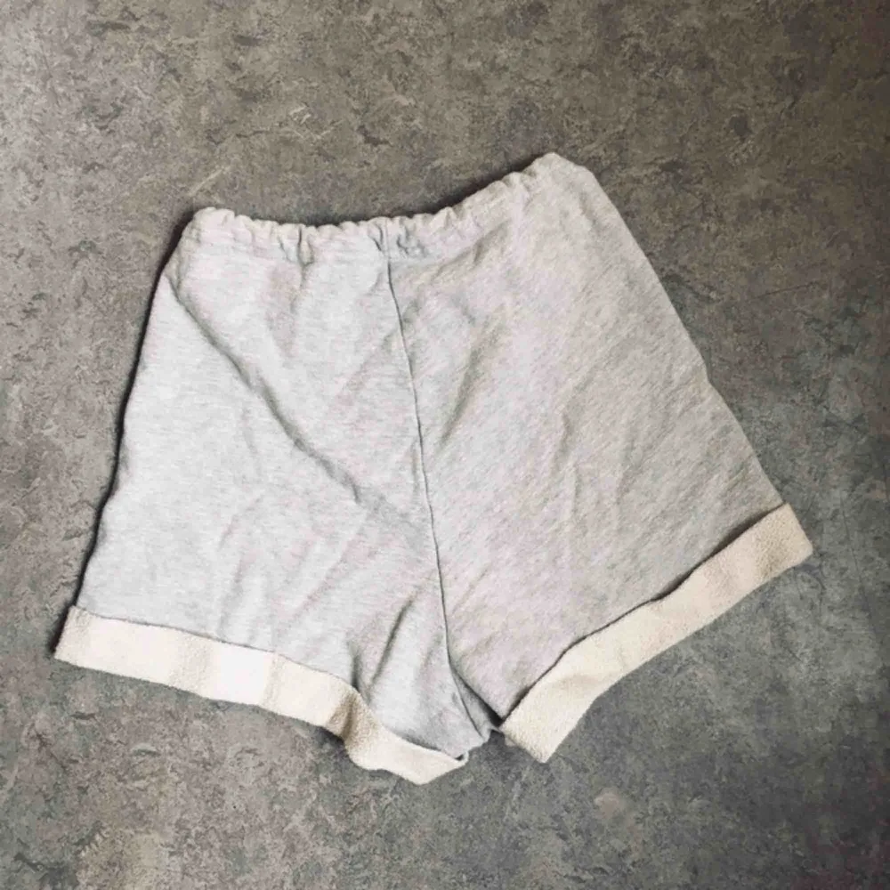 Sköna shorts med hög midja från American Apparel. Möts upp i centrala Sthlm annars tillkommer frakt 🌸. Shorts.