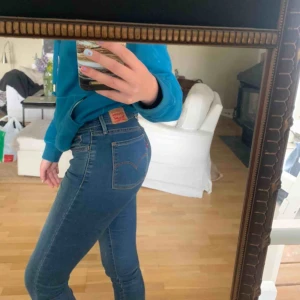  -  byxor från Levis: 710 super skinny. Waist:26 