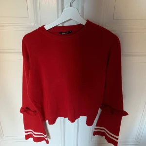 Röd tröja med volanger - Säljer min fina tröja från Gina tricot, den har superfina detaljer vid armarna, ganska vida armar vilket är superfint! Orginalpristet va ungefär 349kr!
