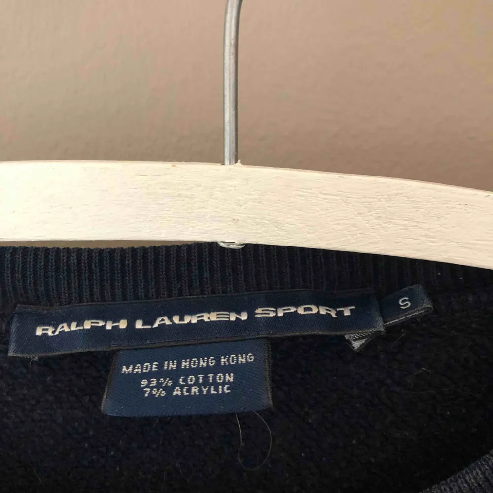 Säljer min Polo Ralph Lauren collage tröja! Storlek S. Nypris 1200kr. Tröjor & Koftor.