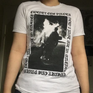tøp t-shirt  - tøp tröja från emp. har gulnat lite i nacken på tröjan men det går säkert bort med djuprengöring, kan tvätta den med det innan jag skickar. 200 inklusive frakt 
