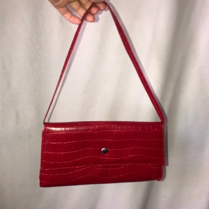 Axelväska - Riktigt SÖT axelväska, köpt secondhand! ❣️🖤 skriv om du undrar något 