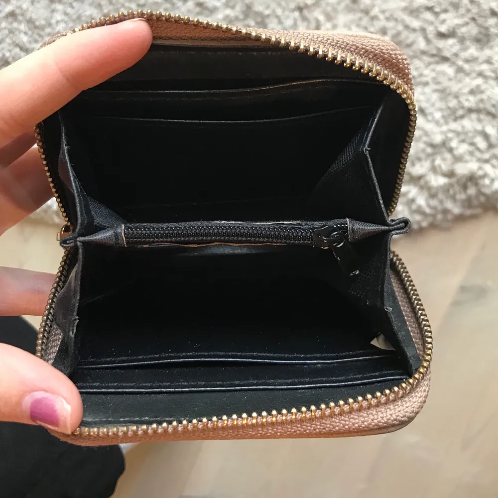 Michael Kors plånbok i beige! Tror att denna är fake, men annars inga defekter så så gott som ny! Finns fickor för kort och en dragkedjeficka i mitten för mynt. GRATIS FRAKT💕. Övrigt.