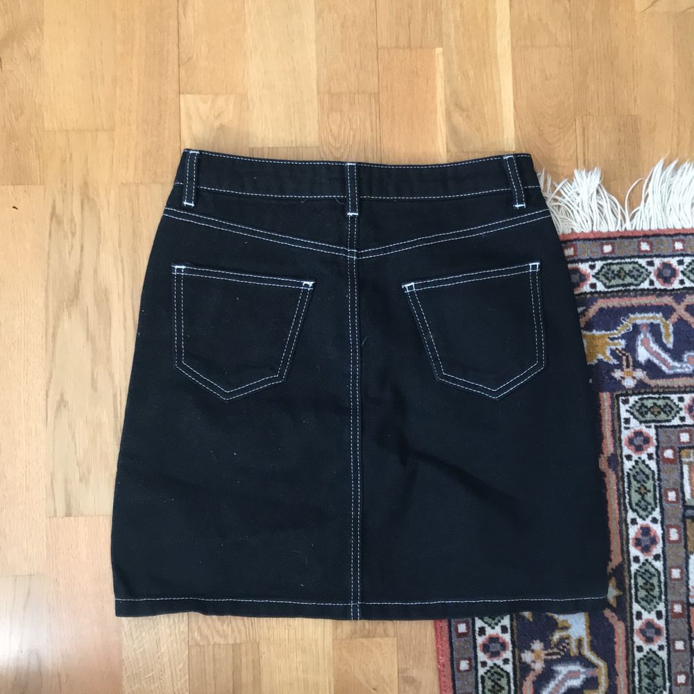 svart jeanskjol med vita kontrastsömmar. köpt från new look. använd ett fåtal gånger men i superbra skick. . Kjolar.