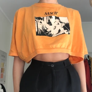 T-shirt med tryck - en kort tshirt/magtröja med coolt tryck. mer orange i verkligheten. osäker på storleken men den passar nog xs/s