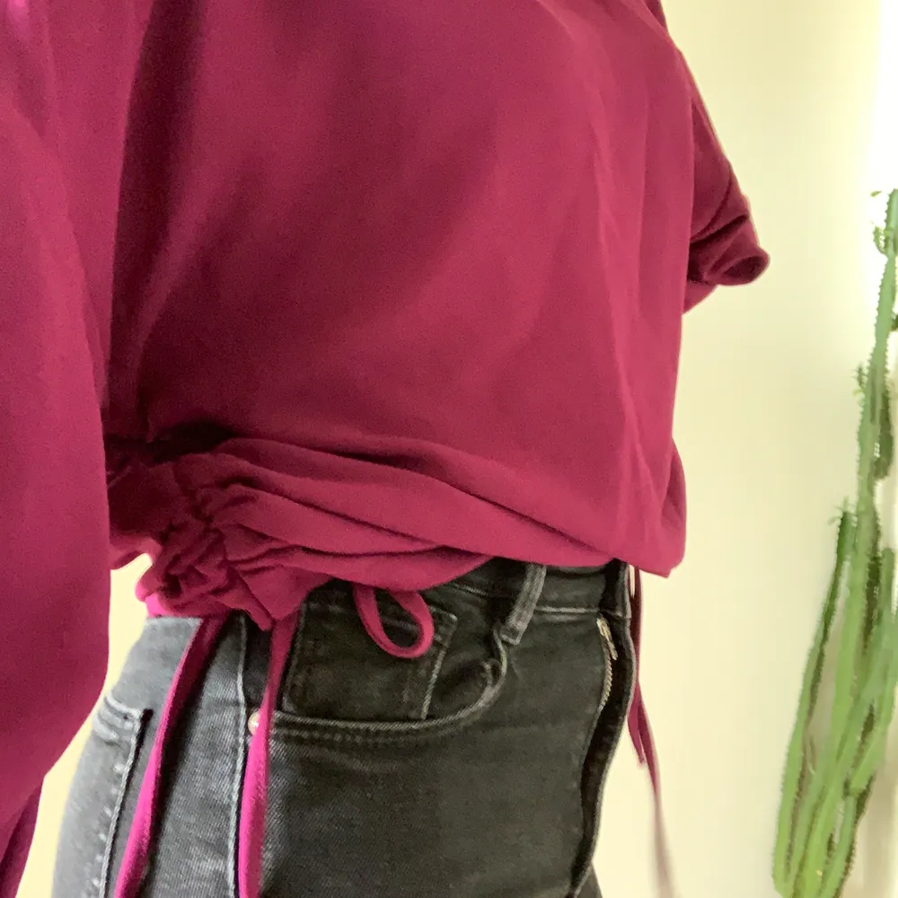 Gullig mörklila blus med knytdetaljer på sidan i storlek XS från Zara. Färgen kommer bäst fram på sista bilden:). Blusar.