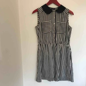  - En underbar liten festklänning köpt på urban outfitters för många år sen. Sparsamt använd. Det står storlek M men den är väldigt liten i storleken. 