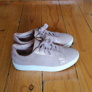 Rosa sneakers - Rosa sneaker med hög sula och skimrande detaljer