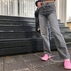 Zara jeans  - Säljer dessa super snygga populära jeans från Zara då jag hade behövt en mindre storlek, lite för stora för min smak beror på hur man vill dom ska sitta. NYA då jag inte använt dom på grund av storleken, kan även tänka mig att byta mot storlek 32☺️❗️BUDA❗