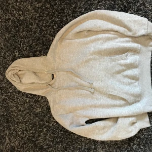 Boohoo  - Använd mjuk och skön grå hoodie ifrån boohoo, storlek S/M 🌸 Köparen står för frakten🌸