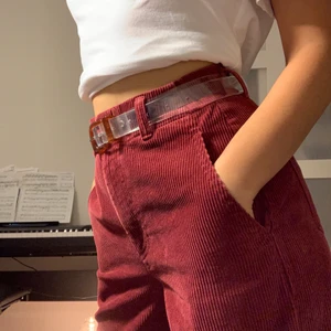 Uniqlo manchester jeans - Vinröda manchester jeans från Uniqlo. Wideleg och cropped, W24inch/61cm. Finns inte längre i Sverige o säljes i superbra skick 💕