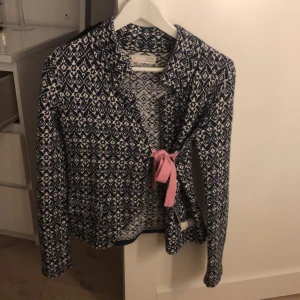 Odd molly kofta - Säljer denna fina odd Molly kofta i marinblå och vit med snygga rosa detaljer! Storlek 1 vilket motsvarar S men passar även xs. Bra skick! 