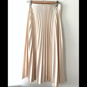 Lång kjol - Superfin beige/sandfärgad långkjol från Zara. Köptes för 400kr !!