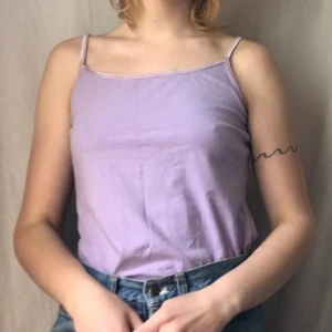 Lila linne! 💟 - Fint pastellila linne, både fint över polo eller för sig själv! Köpt secondhand men i fint skick! Skriv om du undrar något 💟✨