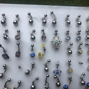 Smycken. Navelpiercing - Extremt fina navelpiercingar från Laboro. Finns alla möjliga färger och modeller. Finns fler bilder på de. Finns i storlekar 6,8,10 och 12. De på andra sidan koster 50kr +