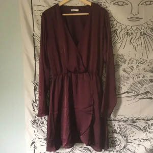 SATINKLÄNNING NELLY - en jättefin röd satinklänning ifrån nly trend 🤎 150kr inkl frakt