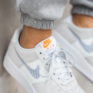 Nike air force 1 strl 39 - Nya!!! Slutsålda överalt . Strl 39. Original kartong finns .Modellen är  air force 1   Färg pure platinum