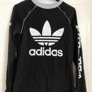 Adidas tröja. - Adidas tröja i fint skick! ✨ Storlek small. Frakt inräknad i priset. 