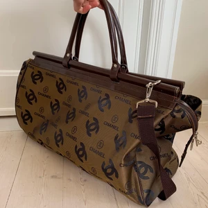 Chanel väska Weekendbag med emblem  - Stor och rymlig weekendbag med handtag och axelrem och praktiska fack. Köparen betalar frakten, spårbart med Postnord kostar 95kr.