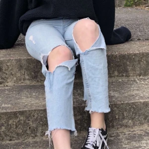 100 kr  - Storlek 38, vintage jeans som är väldigt ripped. Har använt många gånger, men fortfarande bra skick. Jag är 173 cm och de är lite korta för mig, vilket är varför jag säljer dom. 