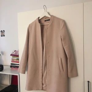 vårkappa - Härlig tunn kappa som livar upp en grå vardag!  Den är i mycket fint skick - inga lösa trådar eller skavanker 😊 Frakten ingår! 💕💕