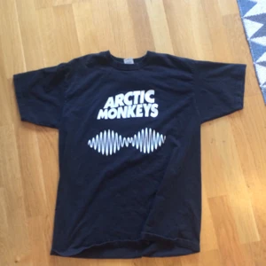 Arctic monkeys tshirt - Svart band tshirt med tryck på fram och baksidan.