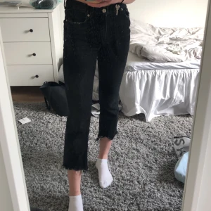 Jeans från Zara - Sparsamt använda jeans från zara! Säljer då de är för korta för mig som är 175cm. Passar perfekt för någon som är 165-170cm. Kunden står för frakt