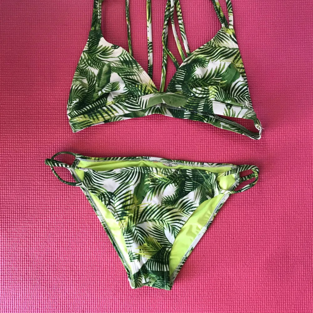 Grön vit bikini med snygga detaljer. Storlek Medium. Frakt ingår i priset. Köpt på hawaii kommer ej ihåg ifrån vilket märke. . Övrigt.