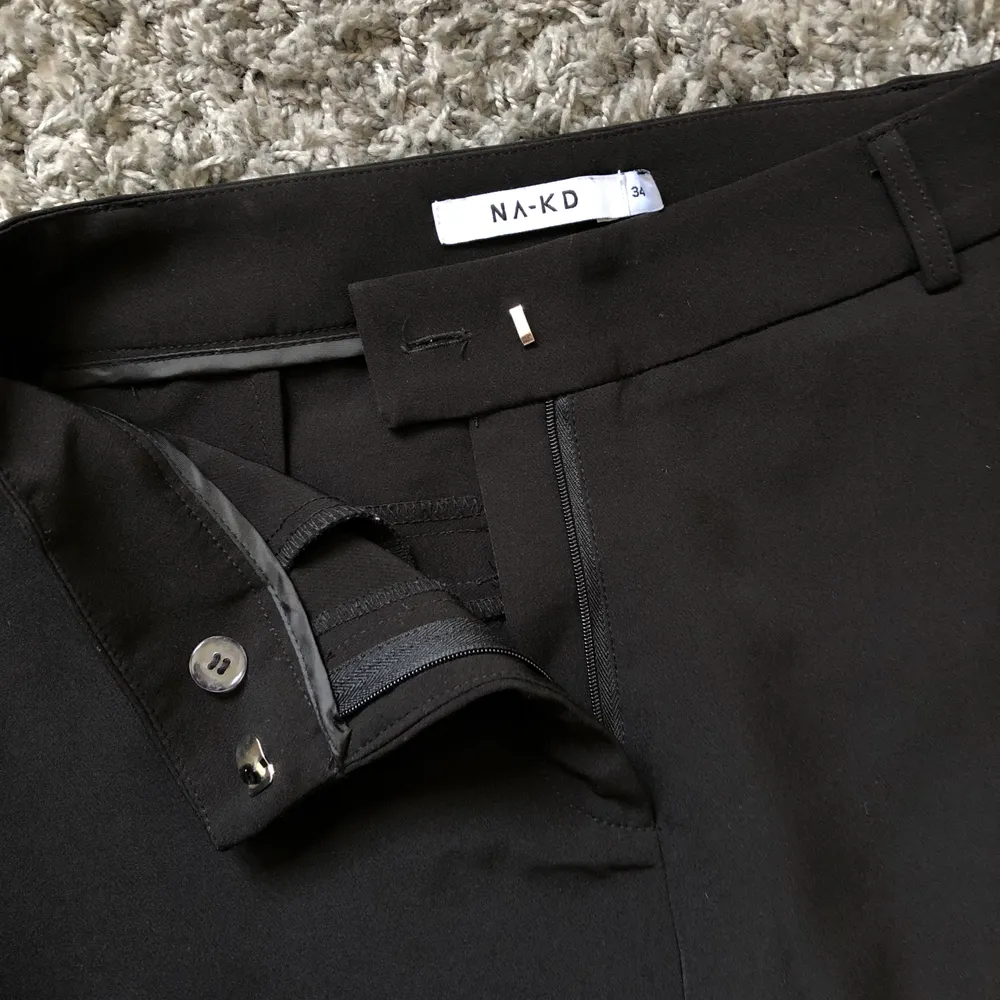 Jätte fina svarta kostym byxor från Na-kd i storlek 34,köptes för 399kr och säljes för 166kr(frakten ingår i priset) . Jeans & Byxor.