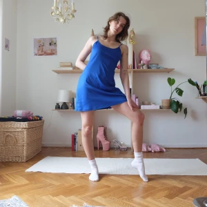 kornblå kortklänning - Perfekt kornblå klänning med tunna axelband. Fin som den är eller med tröja under! Kan mötas upp vid stigbergstorget/gbg eller 44kr frakt !