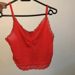 Ett rött linne med spets  - Ett rött linne med spets från new yorker i storlek M