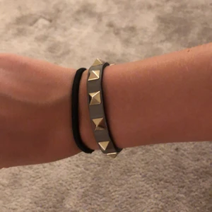 Äkta Valentino armband - Säljer detta Valentino armband. Beige stilrent. Buda från 300! INTE FAKE PGA PRISET utan endast startpris!!                                                        👉🏼❤️HÖGSTA BUD 600❤️jag markerar som Såld när jag sålt annars finns det kvar!