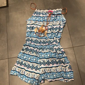Jumpsuit  - Mönstrad jumpsuit. Är storlek S💕