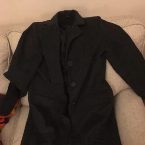 Längre kavaj/jacka  - En lite tillbakalutat grungig kavaj-jacka som nog är smickrande på rätt person. En knapp saknas och någon noppa men ok skick. Frakt tillkommer.