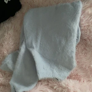 Mysig isblå tröja - Jättemysig tröja! Så skönt material, älskar den men tyvärr för liten. Knappt använd