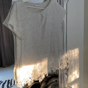 Zara tshirt med spets - Jättejättegullig t shirt med fina spetsdetaljer där nere ! 