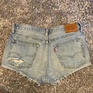 Levis shorts  - Säljer nu mina fina Levis shorts i världens finaste färg och modell! Säljer då de är för små för mig. Superbra skick. Storlek W25 eller W26, kommer inte ihåg och hittar inte heller storleken på shortsen. 